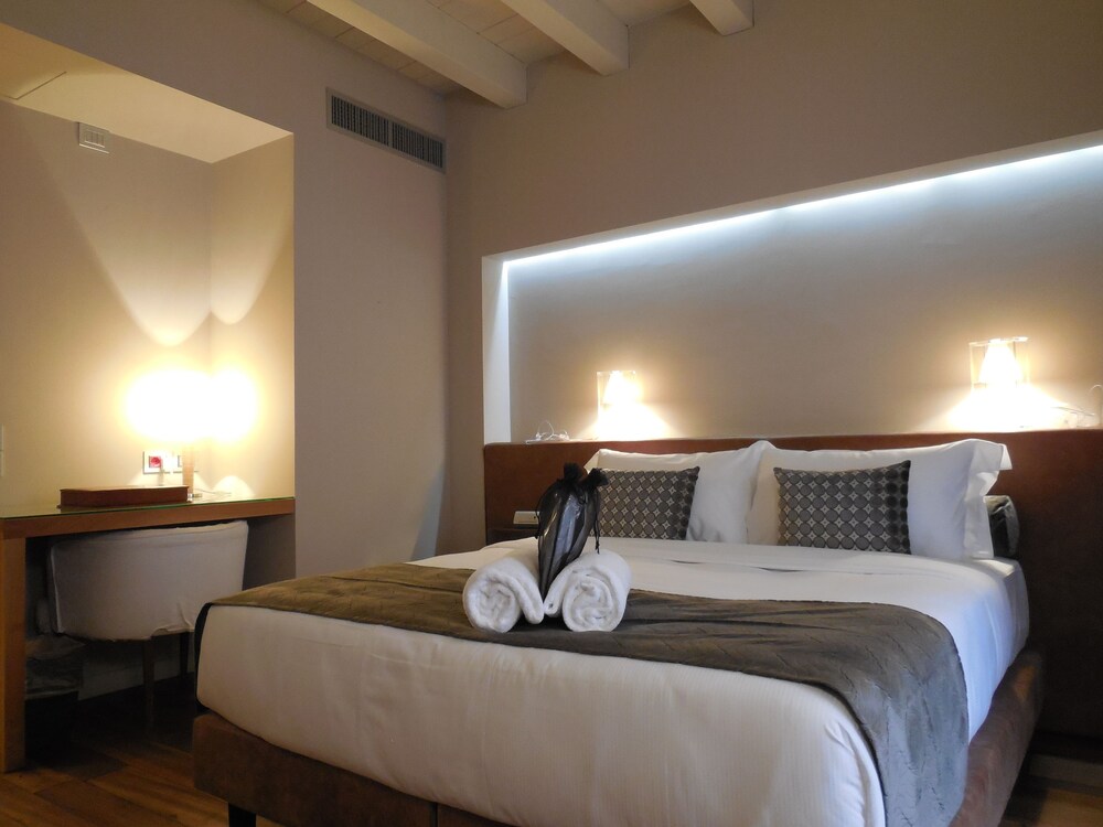 Palazzo Ai Capitani — Hotel rooms in Peschiera del Garda, Veneto