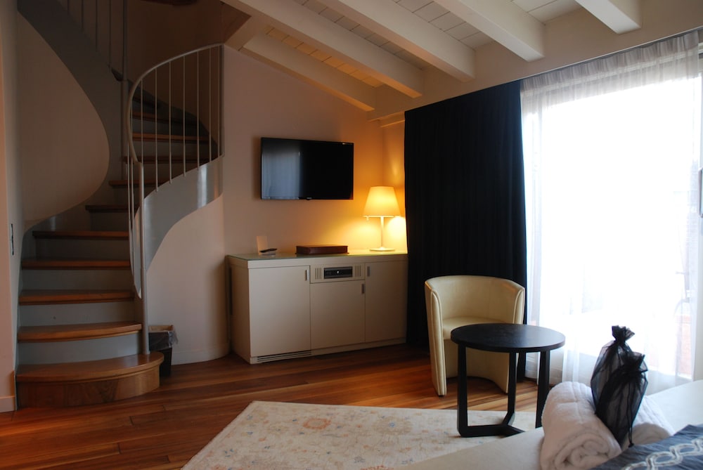 Palazzo Ai Capitani — Hotel rooms in Peschiera del Garda, Veneto