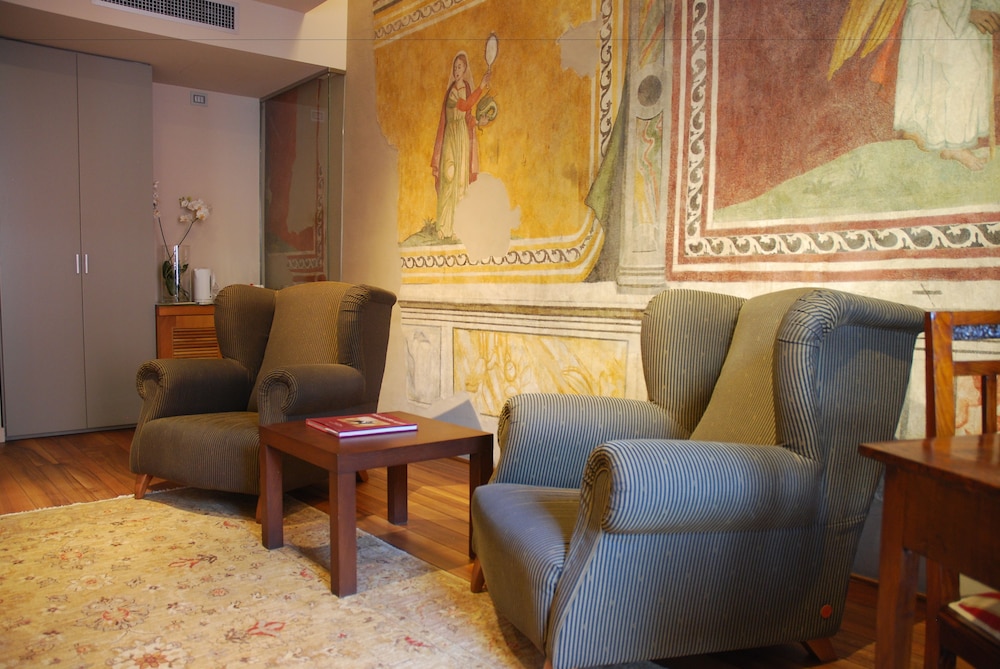 Palazzo Ai Capitani — Hotel rooms in Peschiera del Garda, Veneto