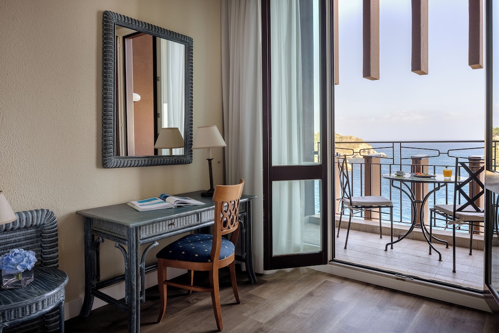 UNA Hotels Capotaormina — Hotel rooms in Taormina, Sicily