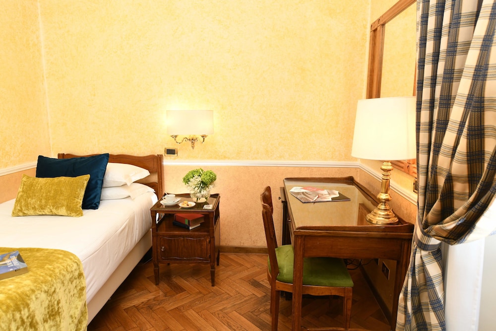 Bettoja Hotel Massimo D'Azeglio — Hotel rooms in Rome, Lazio