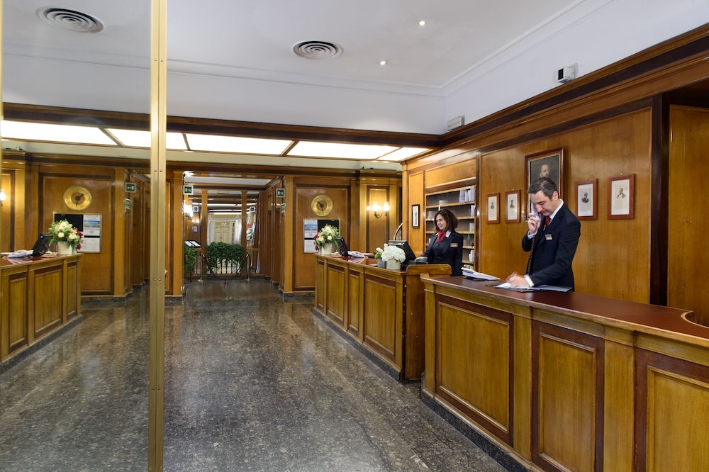 Bettoja Hotel Massimo D'Azeglio — Hotel building in Rome, Lazio