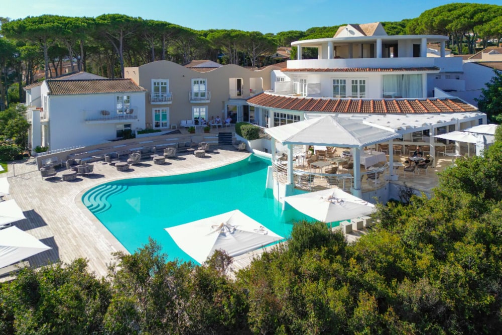 Felix Hotels - Hotel La Coluccia — Swimming pool in Conca Verde, Sardinia