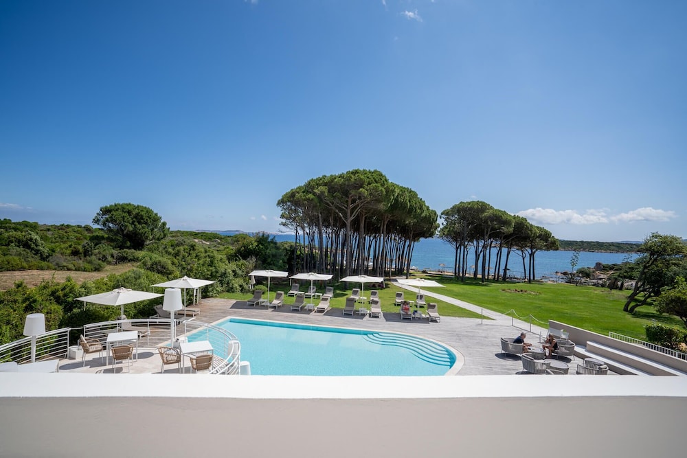 Felix Hotels - Hotel La Coluccia — Swimming pool in Conca Verde, Sardinia