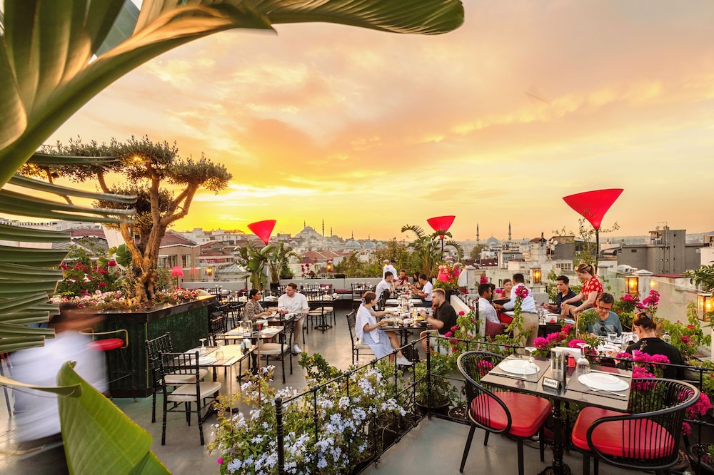 Neorion Hotel - Special Class — Restaurant & bars in Istanbul, Istanbul