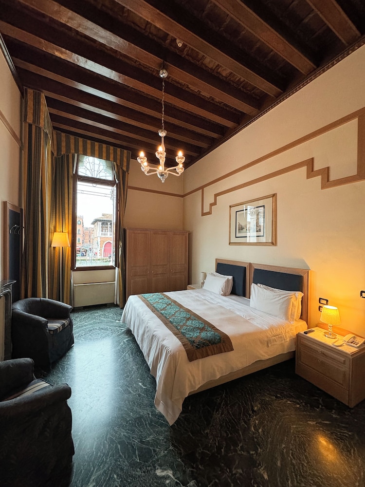 Hotel Foscari Palace — Hotel rooms in Venice, Veneto
