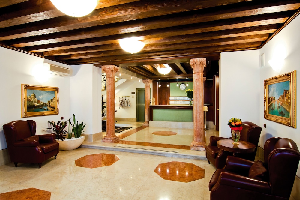 Hotel Foscari Palace — Hotel building in Venice, Veneto