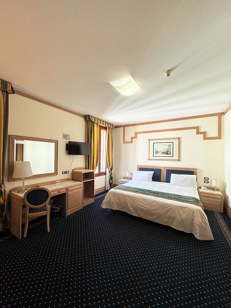 Hotel Foscari Palace — Hotel rooms in Venice, Veneto