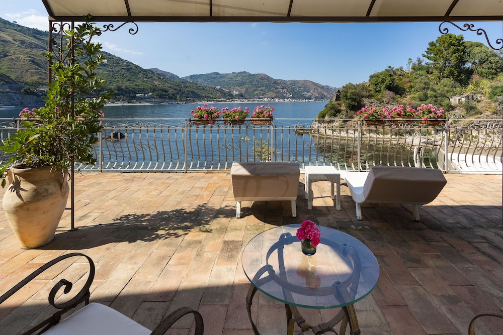 Atlantis Bay - The Leading Hotel of the World — Hotel building in Taormina, Sicily