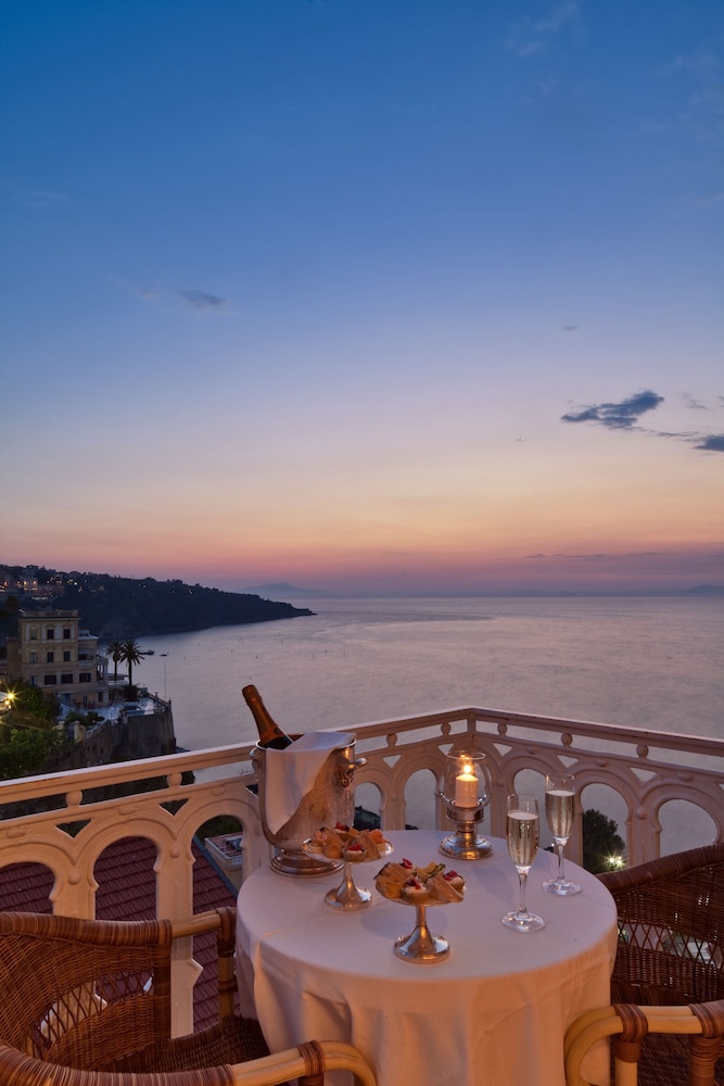 Grand Hotel Excelsior Vittoria — Hotel rooms in Sorrento, Campania