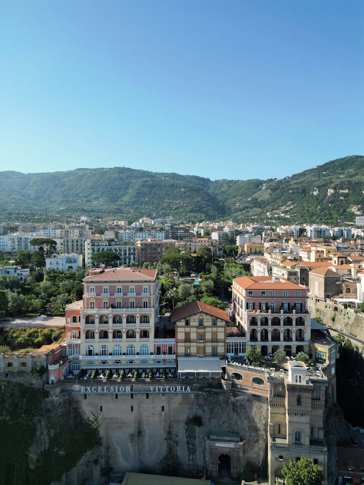 Grand Hotel Excelsior Vittoria — Hotel building in Sorrento, Campania
