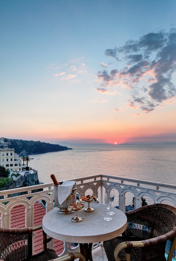 Grand Hotel Excelsior Vittoria — Hotel building in Sorrento, Campania