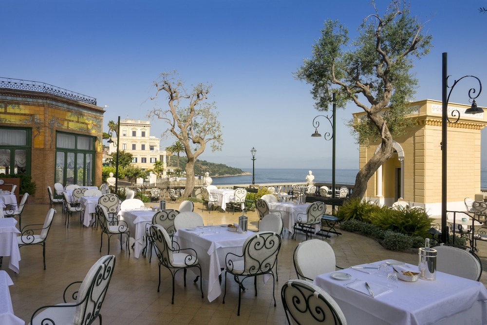 Grand Hotel Excelsior Vittoria — Restaurant & bars in Sorrento, Campania