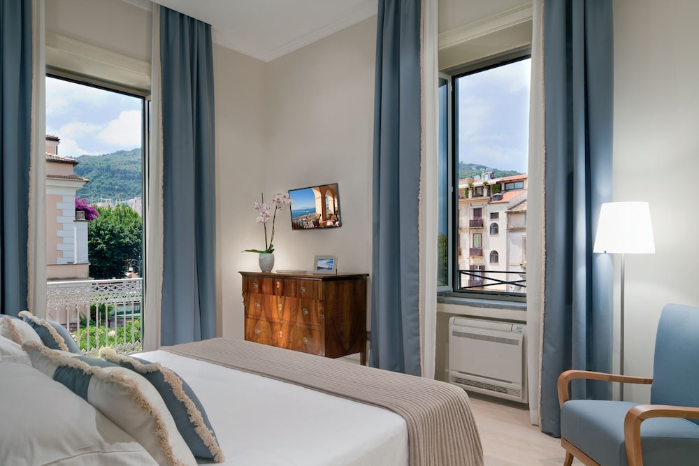 Grand Hotel Excelsior Vittoria — Hotel rooms in Sorrento, Campania