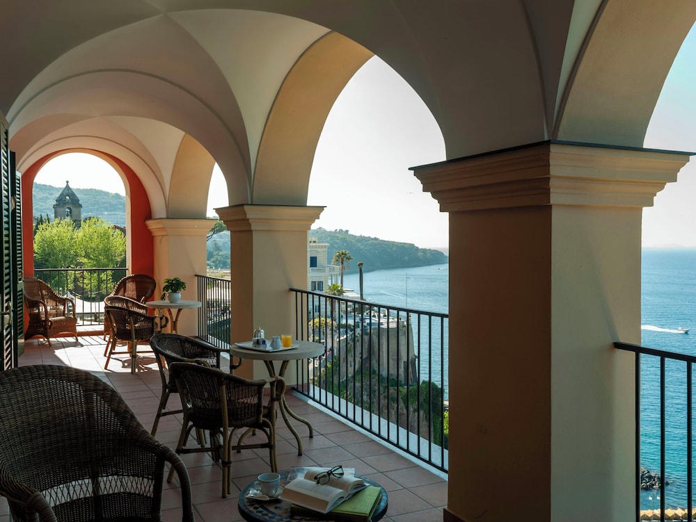 Grand Hotel Excelsior Vittoria — Hotel building in Sorrento, Campania