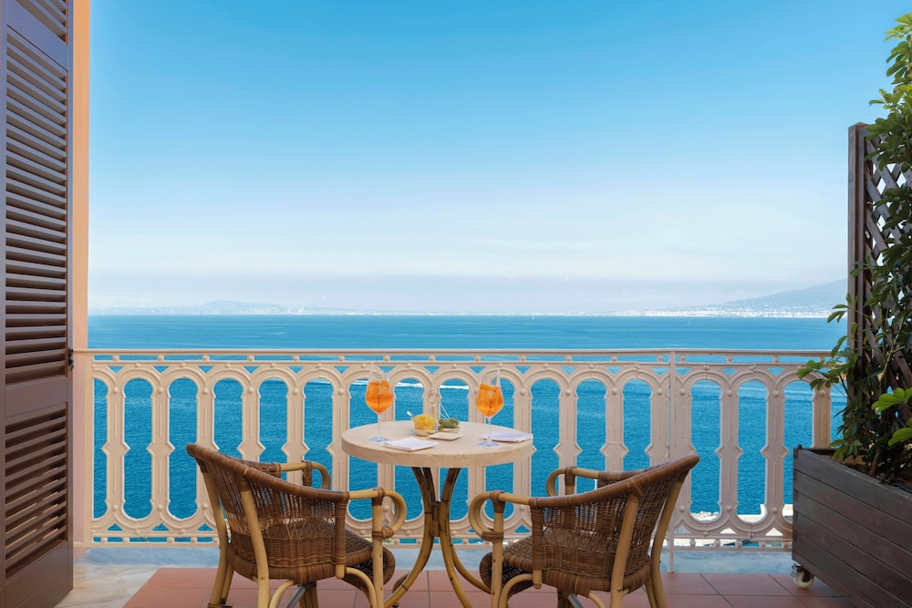 Grand Hotel Excelsior Vittoria — Hotel building in Sorrento, Campania