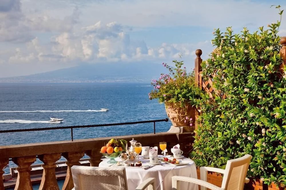 Grand Hotel Excelsior Vittoria — Restaurant & bars in Sorrento, Campania