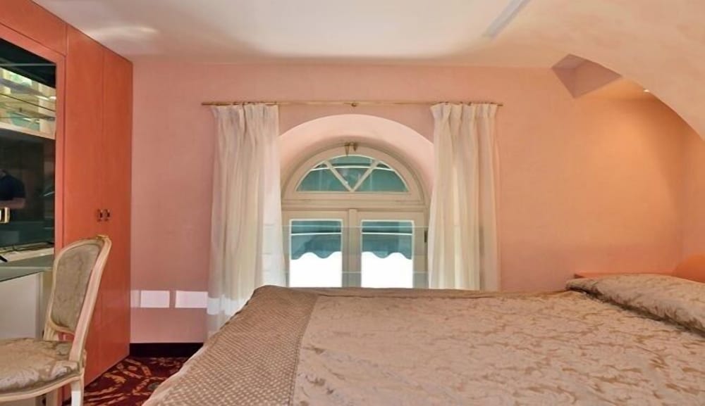 Grand Hotel Menaggio — Hotel rooms in Menaggio, Lombardy