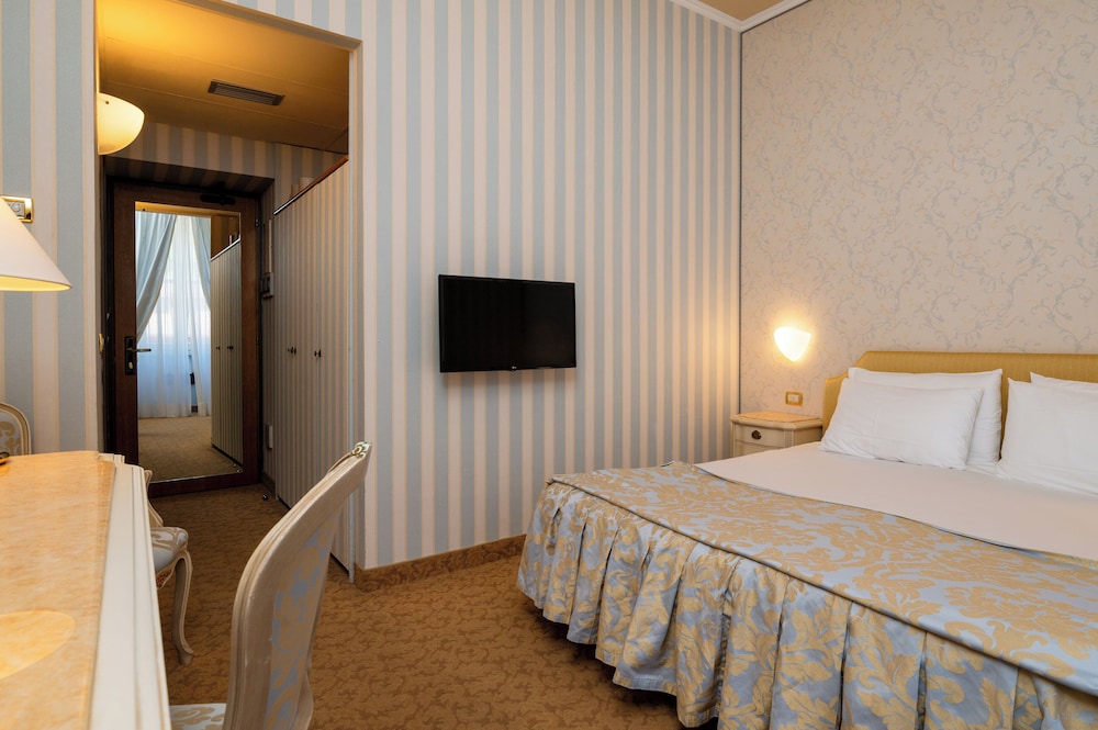 Grand Hotel Menaggio — Hotel rooms in Menaggio, Lombardy