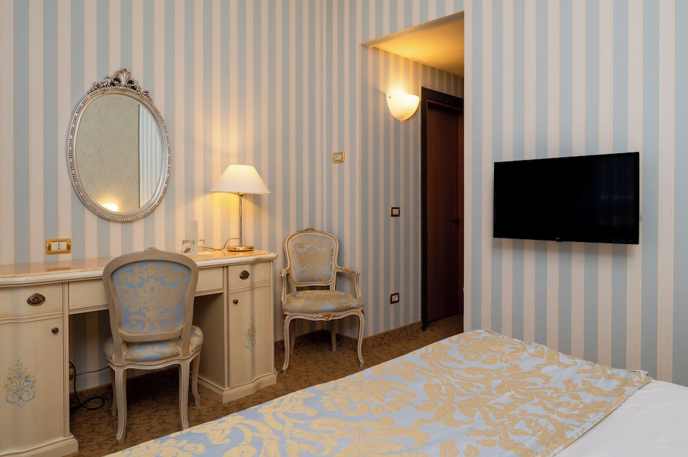 Grand Hotel Menaggio — Hotel rooms in Menaggio, Lombardy