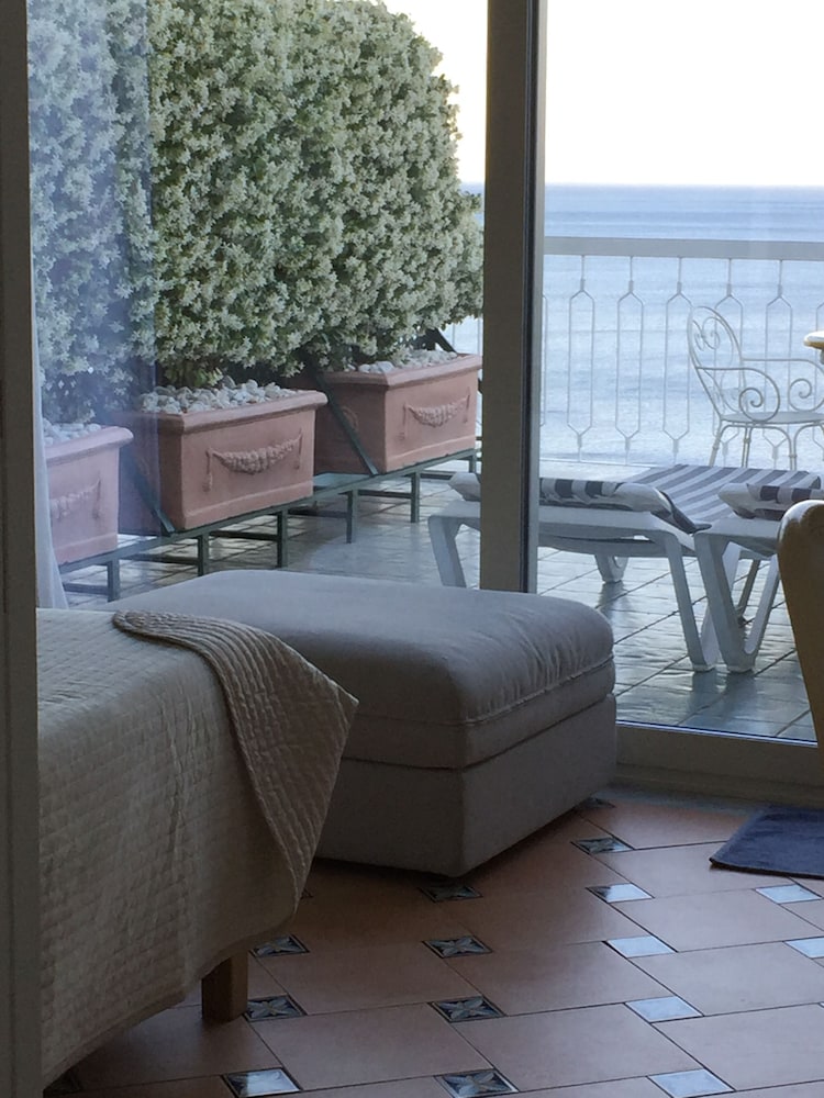 Hotel Bellevue Suite — Hotel rooms in Amalfi, Campania
