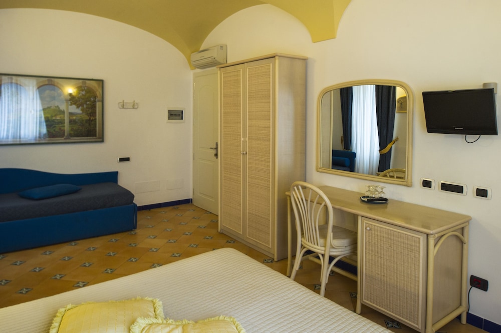 Hotel Bellevue Suite — Hotel rooms in Amalfi, Campania