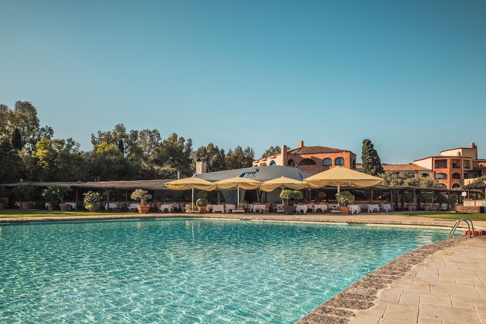 Cala di Volpe, a Luxury Collection Hotel, Costa Smeralda — Swimming pool in Arzachena, Sardinia