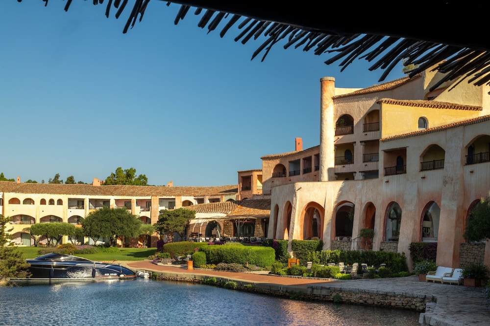 Cala di Volpe, a Luxury Collection Hotel, Costa Smeralda — Hotel building in Arzachena, Sardinia