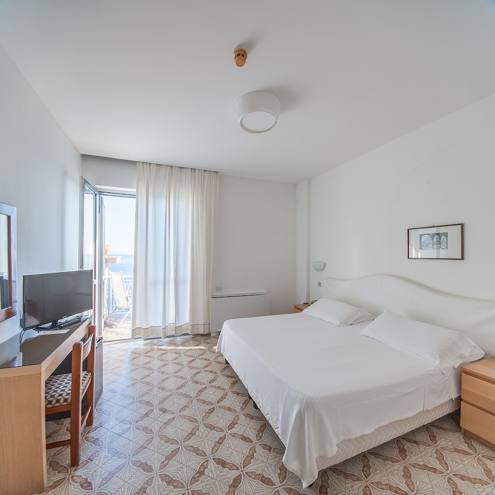 Hotel Club Due Torri — Hotel rooms in Maiori, Campania