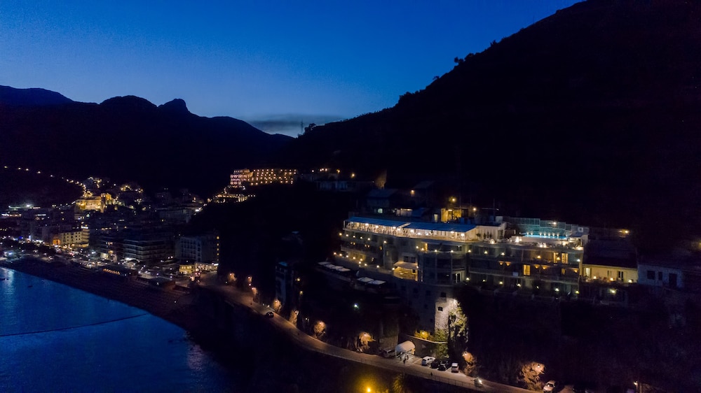 Hotel Club Due Torri — Hotel building in Maiori, Campania