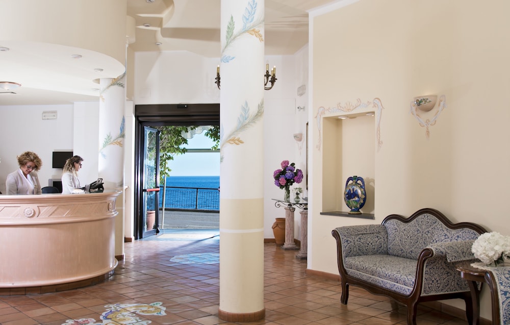 Hotel Club Due Torri — Hotel building in Maiori, Campania