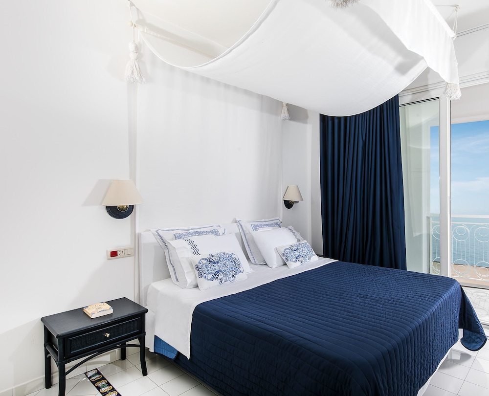 Hotel Club Due Torri — Hotel rooms in Maiori, Campania