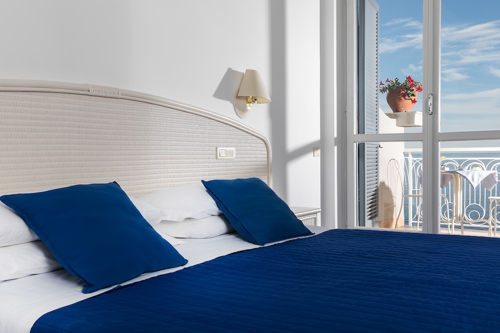 Hotel Club Due Torri — Hotel rooms in Maiori, Campania