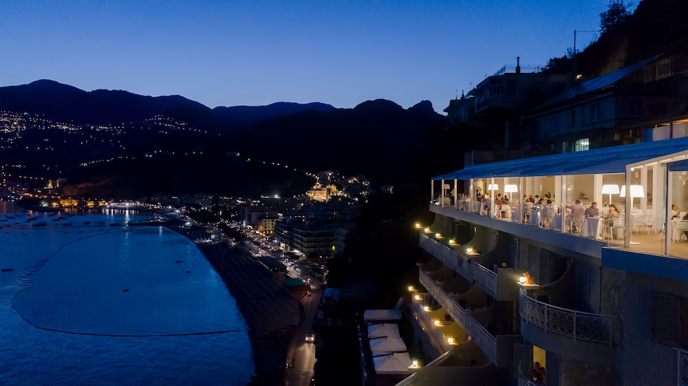 Hotel Club Due Torri — Hotel building in Maiori, Campania