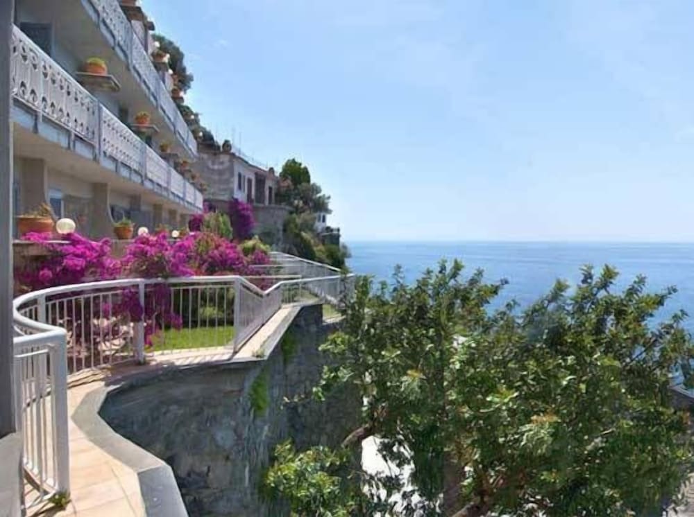 Hotel Club Due Torri — Hotel building in Maiori, Campania