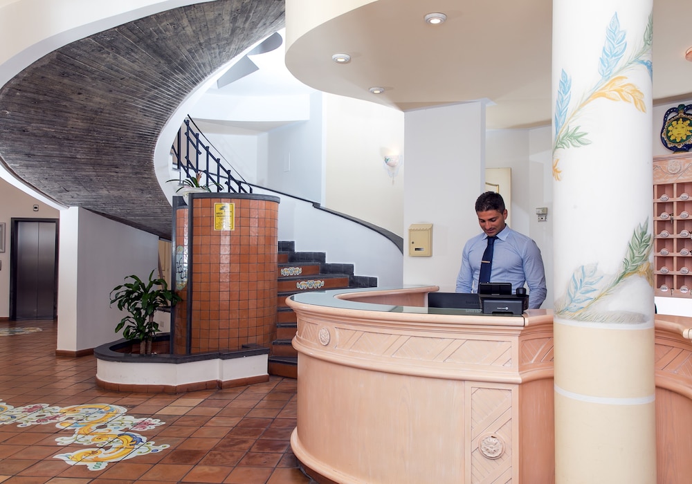 Hotel Club Due Torri — Hotel building in Maiori, Campania