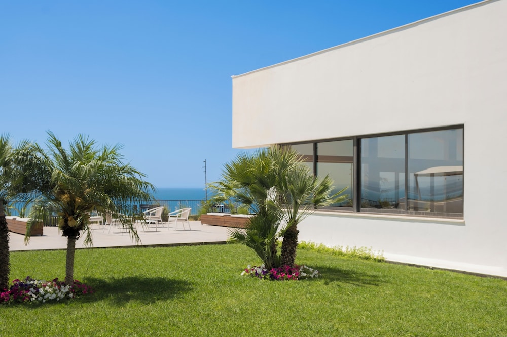 Mangia's Torre del Barone Resort and SPA — Hotel building in Sciacca, Sicily