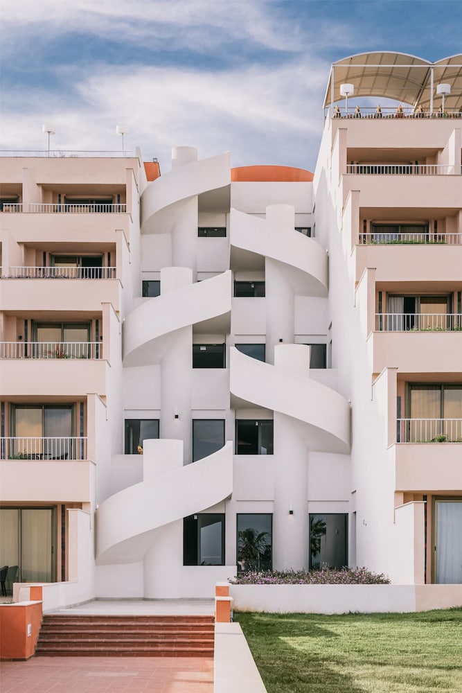 Mangia's Torre del Barone Resort and SPA — Hotel building in Sciacca, Sicily