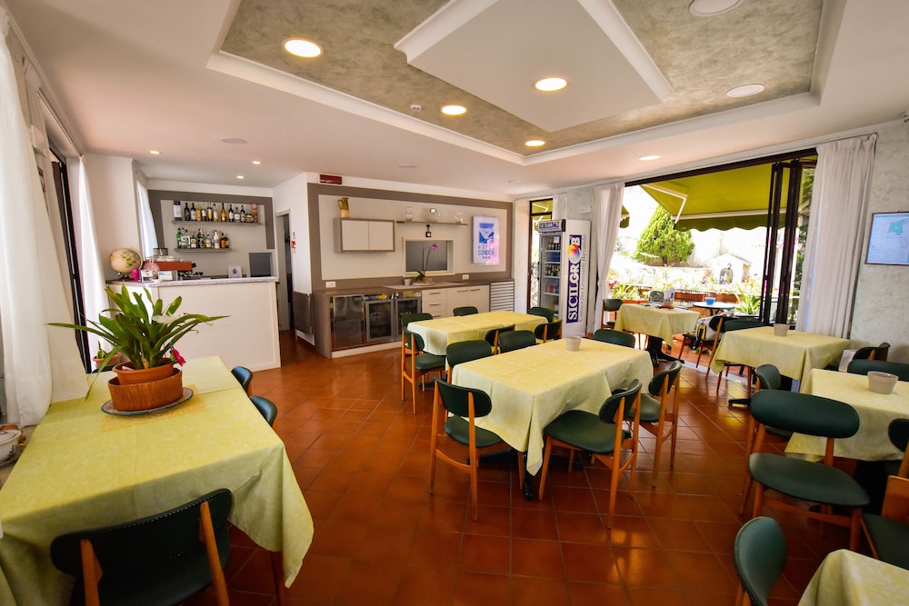 Hotel Condor — Restaurant & bars in Taormina, Sicily