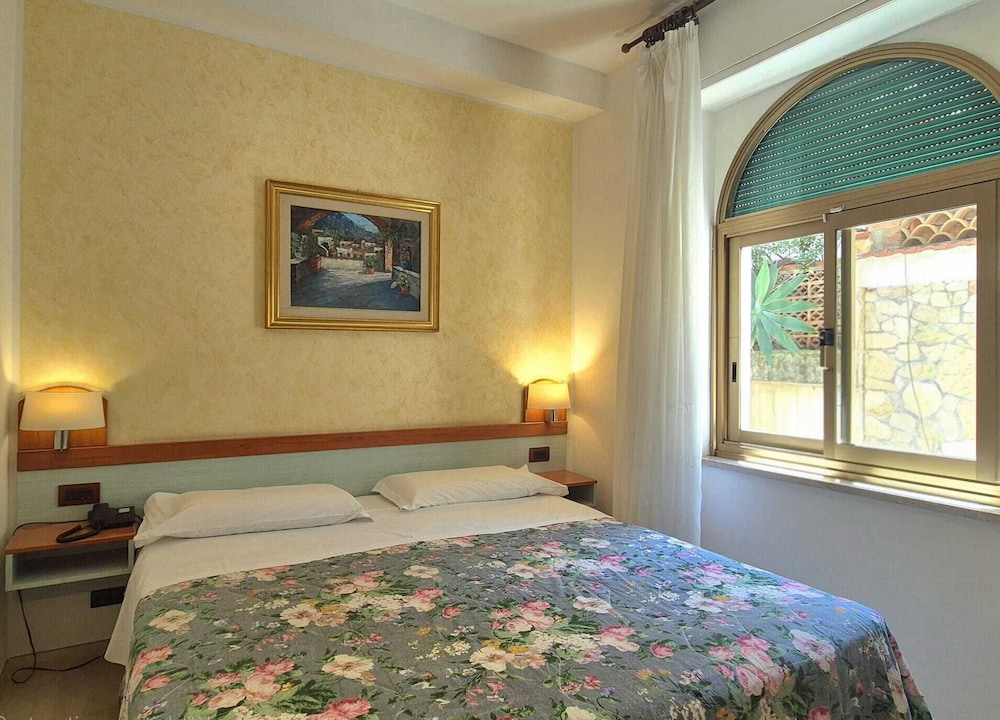 Hotel Condor — Hotel rooms in Taormina, Sicily