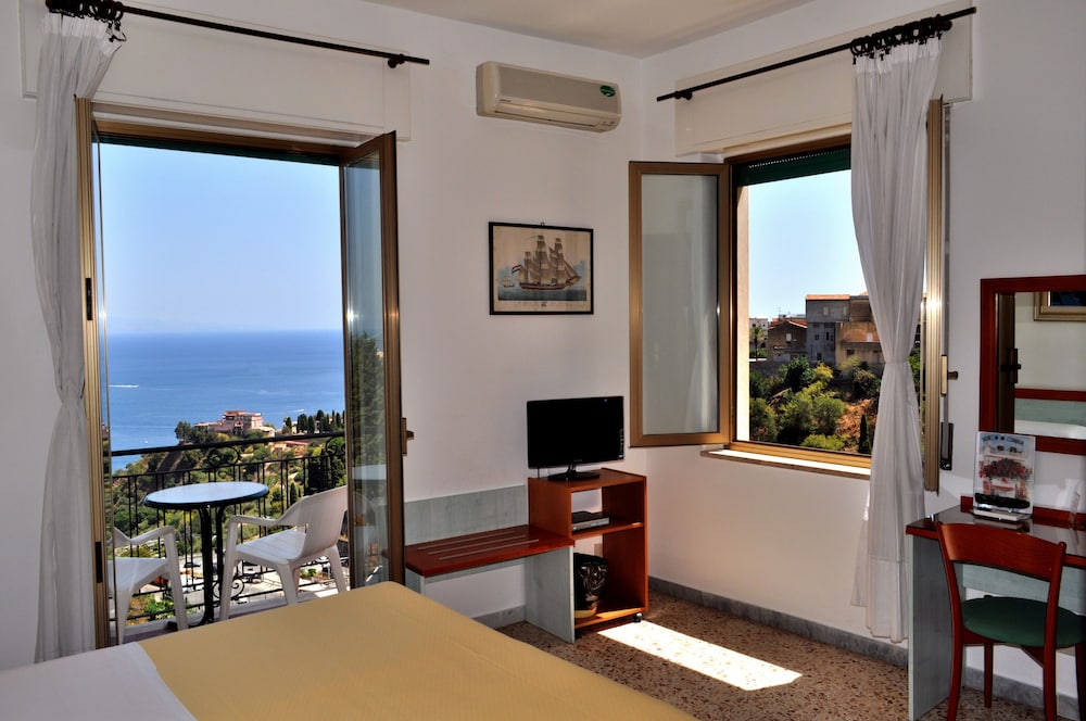 Hotel Condor — Hotel rooms in Taormina, Sicily