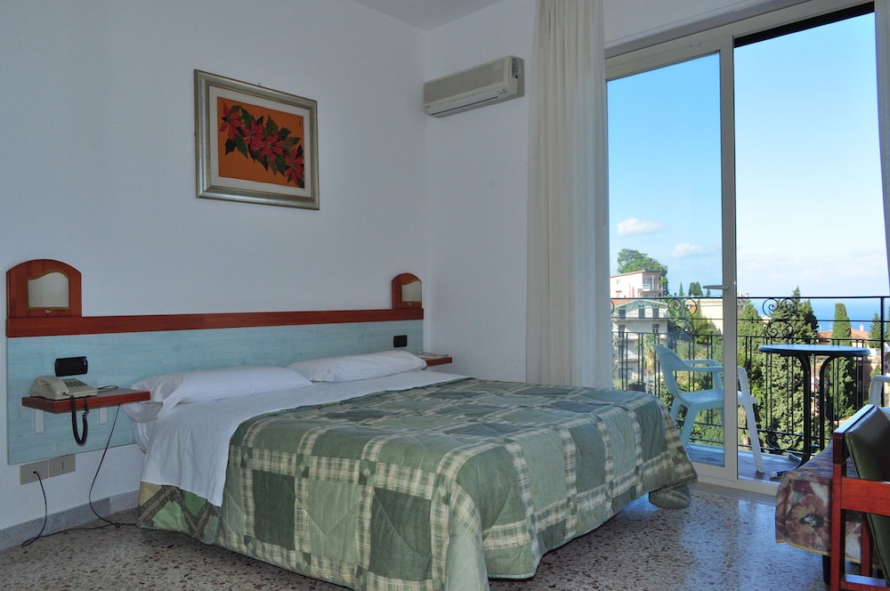Hotel Condor — Hotel rooms in Taormina, Sicily