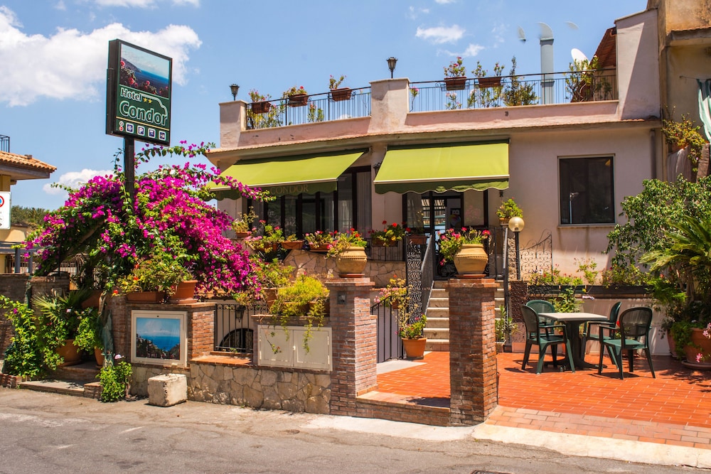 Hotel Condor — Hotel building in Taormina, Sicily