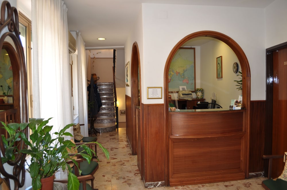 Hotel Condor — Hotel building in Taormina, Sicily