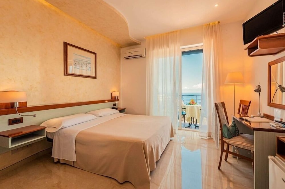 Hotel Condor — Hotel rooms in Taormina, Sicily
