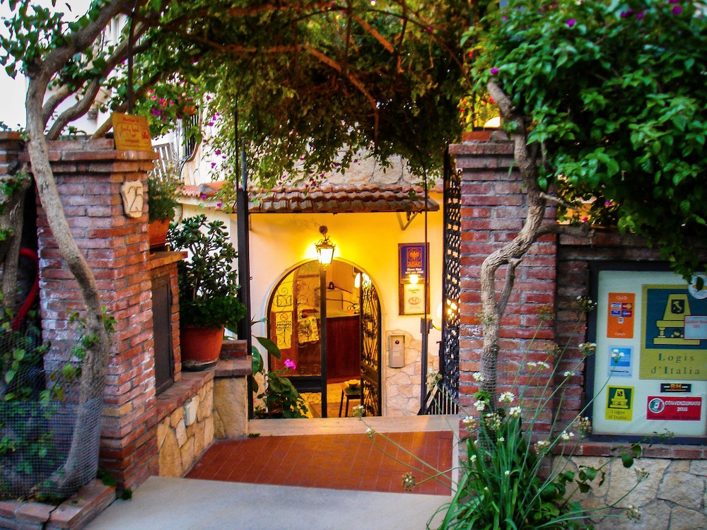 Hotel Condor — Hotel building in Taormina, Sicily