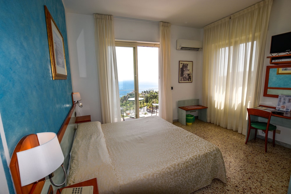 Hotel Condor — Hotel rooms in Taormina, Sicily