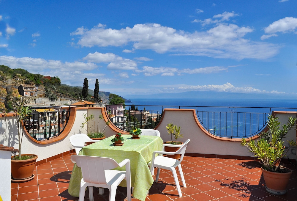Hotel Condor — Hotel rooms in Taormina, Sicily