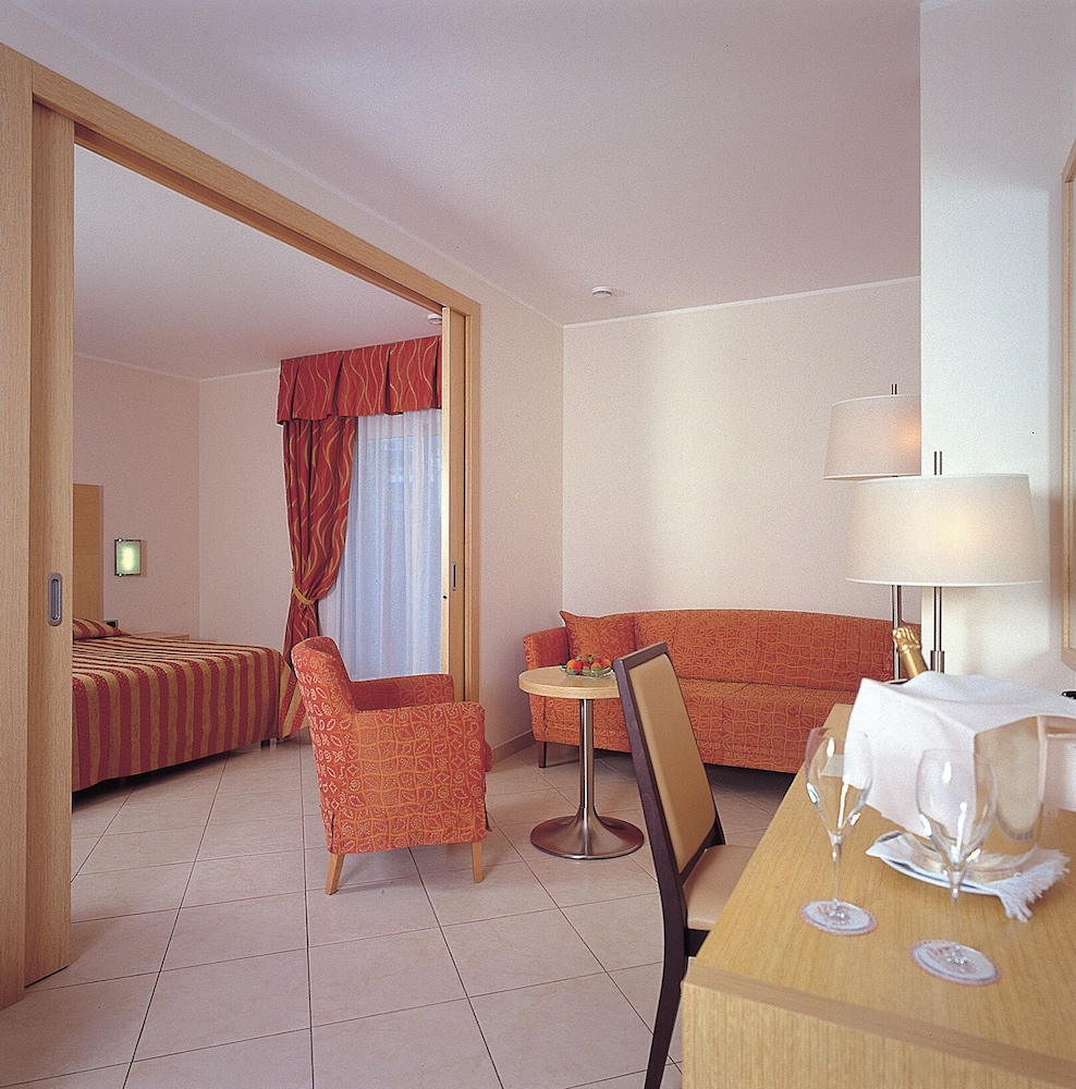 Hotel Continental Wellness & Spa — Hotel rooms in Sirmione, Lombardy