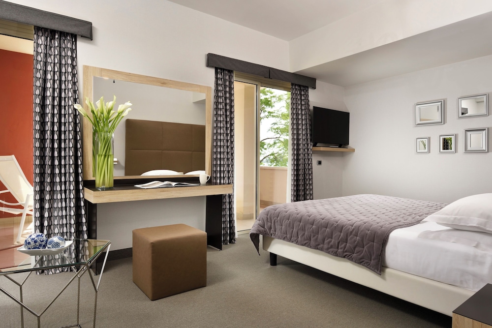 Hotel Continental Wellness & Spa — Hotel rooms in Sirmione, Lombardy